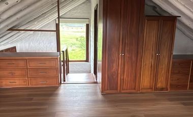 Arriendo Cabaña de 2 pisos en Chía, Vereda Cerca de Piedra  Disfrute de la tranquilidad de la sabana en esta acogedora cabaña.  2 habitaciones  2 baño