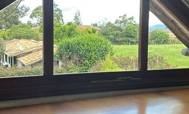 Arriendo Cabaña de 2 pisos en Chía, Vereda Cerca de Piedra  Disfrute de la tranquilidad de la sabana en esta acogedora cabaña.  2 habitaciones  2 baño