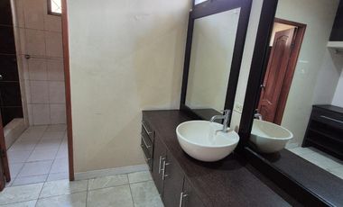 Casa en Alquiler en Samanes, 4 Habitaciones, 4 Baños, Patio,  Garaje,  Norte de Guayaquil.