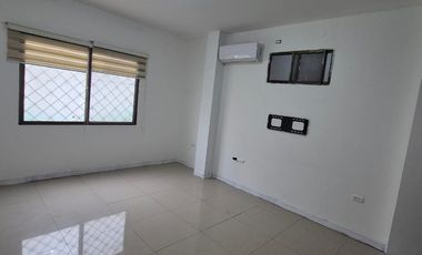 Casa en Alquiler en Samanes, 4 Habitaciones, 4 Baños, Patio,  Garaje,  Norte de Guayaquil.