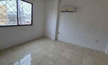 Casa en Alquiler en Samanes, 4 Habitaciones, 4 Baños, Patio,  Garaje,  Norte de Guayaquil.