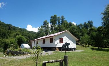 CASA ENTRE PUCON Y CURARREHUE EN 10.000 M2 DE TERRENO