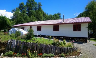 CASA ENTRE PUCON Y CURARREHUE EN 10.000 M2 DE TERRENO