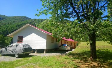 CASA ENTRE PUCON Y CURARREHUE EN 10.000 M2 DE TERRENO
