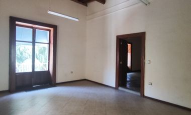 CENTRO HISTÓRICO RENTA OFCINAS DE 138M2 CON 4 PRIVADOS  EN EDIFICIO DEL S XVII