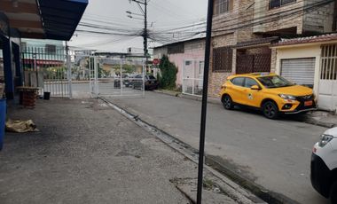 Local comercial de alquiler en Las Orquideas, calle cerrada, parqueo.