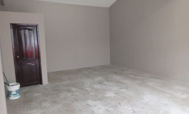 Local comercial de alquiler en Las Orquideas, calle cerrada, parqueo.