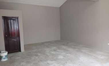 Local comercial de alquiler en Las Orquideas, calle cerrada, parqueo.