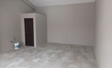 Local comercial de alquiler en Las Orquideas, calle cerrada, parqueo.