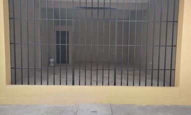 Local comercial de alquiler en Las Orquideas, calle cerrada, parqueo.