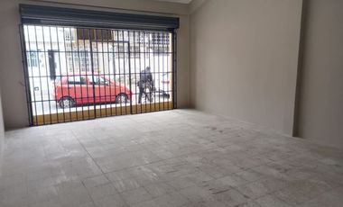 Local comercial de alquiler en Las Orquideas, calle cerrada, parqueo.