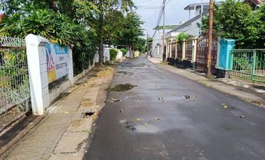 Rumah 2 Lantai SHM di Bintara Jaya Selangkah ke Kalimalang dekat LRT Cikunir