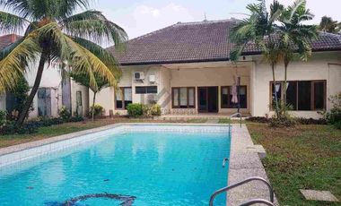 Dijual/Disewa Rumah Halaman Luas Ada Pool di Kemang Selatan Jaksel