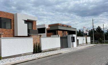 Exclusiva casa de venta sector Puembo