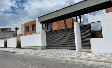 Exclusiva casa de venta sector Puembo