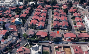 CASA CON  CON BODEGA Y LOCALES COMERCIALES