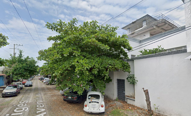 CASA EN VENTA DE 3 NIVELES EN LOS NARANJOS TAPACHULA CHIAPAS A 10 MIN DEL CENTRO COMERCIAL ALAIA TAPACHULA