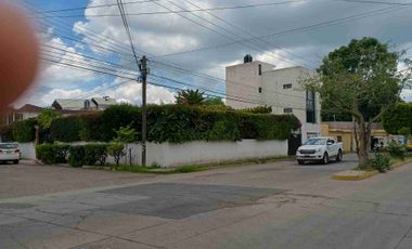 Casa con departamento y local en esquina