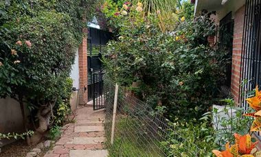 Casa con departamento y local en esquina
