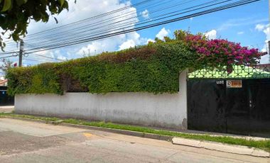 Casa con departamento y local en esquina