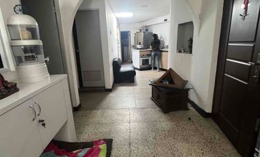 Venta casa unifamiliar 134m2 lote y 224m2 construidos,, Medellín Calasanz $842 millones