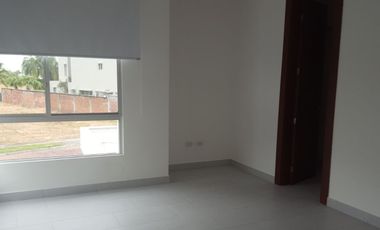 Isla Mocoli, renta de linda casa 4 dormitorios al pie de lago