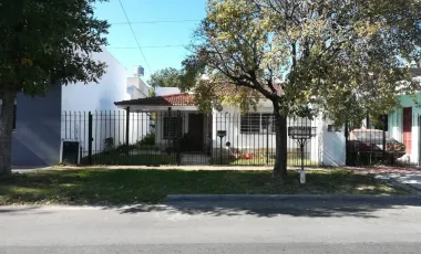 CASA AMERICANA CON LOTE - BIEN UBICADA