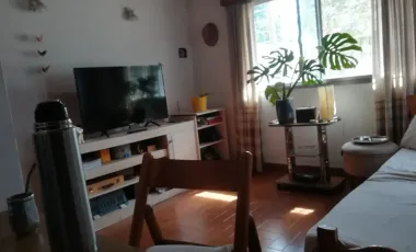 CASA AMERICANA CON LOTE - BIEN UBICADA