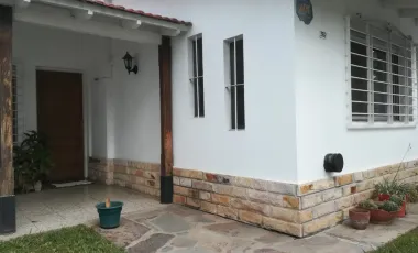 CASA AMERICANA CON LOTE - BIEN UBICADA