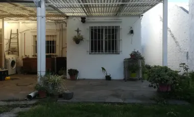 CASA AMERICANA CON LOTE - BIEN UBICADA