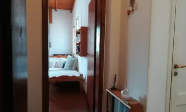 CASA AMERICANA CON LOTE - BIEN UBICADA