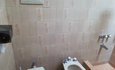 CASA AMERICANA CON LOTE - BIEN UBICADA