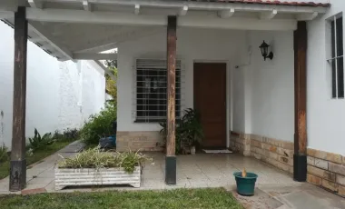 CASA AMERICANA CON LOTE - BIEN UBICADA
