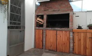 CASA AMERICANA CON LOTE - BIEN UBICADA