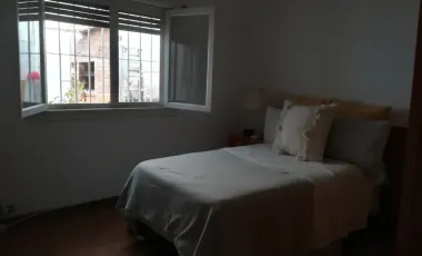 CASA AMERICANA CON LOTE - BIEN UBICADA