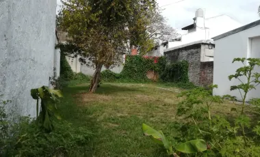 CASA AMERICANA CON LOTE - BIEN UBICADA