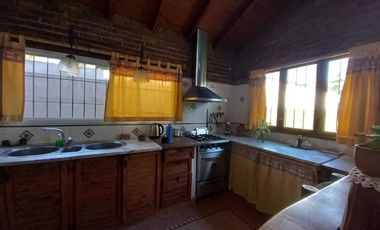 CASA CON PARQUE, Y CÁLIDOS AMBIENTES