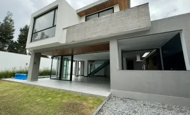 Casa en venta, sector Puembo con piscina