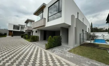 Casa en venta, sector Puembo con piscina