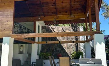 VENTA DE CASA AMUEBLADA CON ALBERCA PALAPA Y CABAÑA  EN LA MORALEDA ATLIXCO cerca de topolino tiene pozo