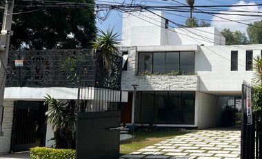 Renta casa sola en Jardines del Pedregal con gran jardìn.