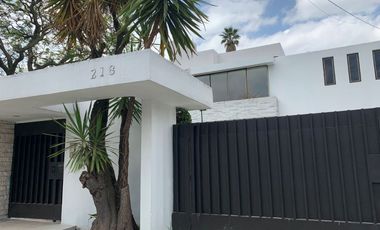 Renta casa sola en Jardines del Pedregal con gran jardìn.