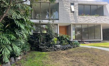 Renta casa sola en Jardines del Pedregal con gran jardìn.