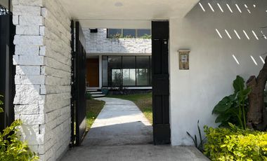 Renta casa sola en Jardines del Pedregal con gran jardìn.