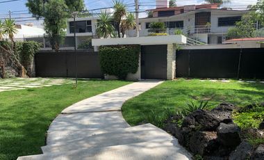 Renta casa sola en Jardines del Pedregal con gran jardìn.