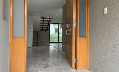 Renta casa sola en Jardines del Pedregal con gran jardìn.
