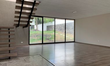 Renta casa sola en Jardines del Pedregal con gran jardìn.