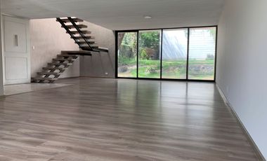 Renta casa sola en Jardines del Pedregal con gran jardìn.