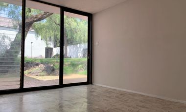 Renta casa sola en Jardines del Pedregal con gran jardìn.