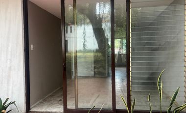 Renta casa sola en Jardines del Pedregal con gran jardìn.